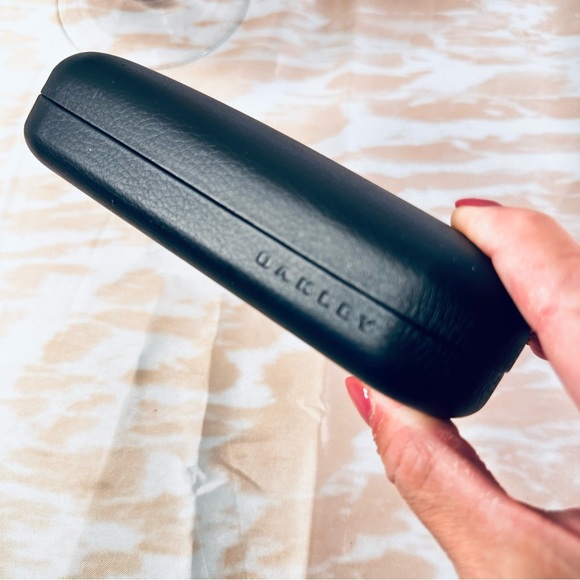 Oakley Sunglasses Case - Picture 2 of 9